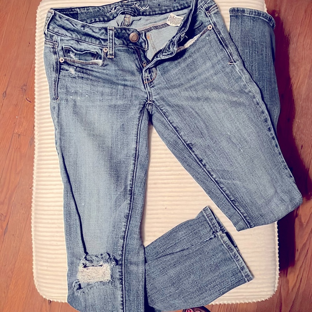 American Eagle sz 2 stretch skinny kick jean distressed, sequins on back pockets